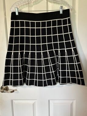 EUC gorgeous & comfy black & white grid sweater skirt. Comfy wide waistband. LgP